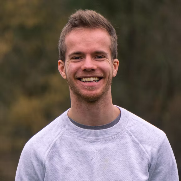 Portrait de Yann De Lombaert souriant