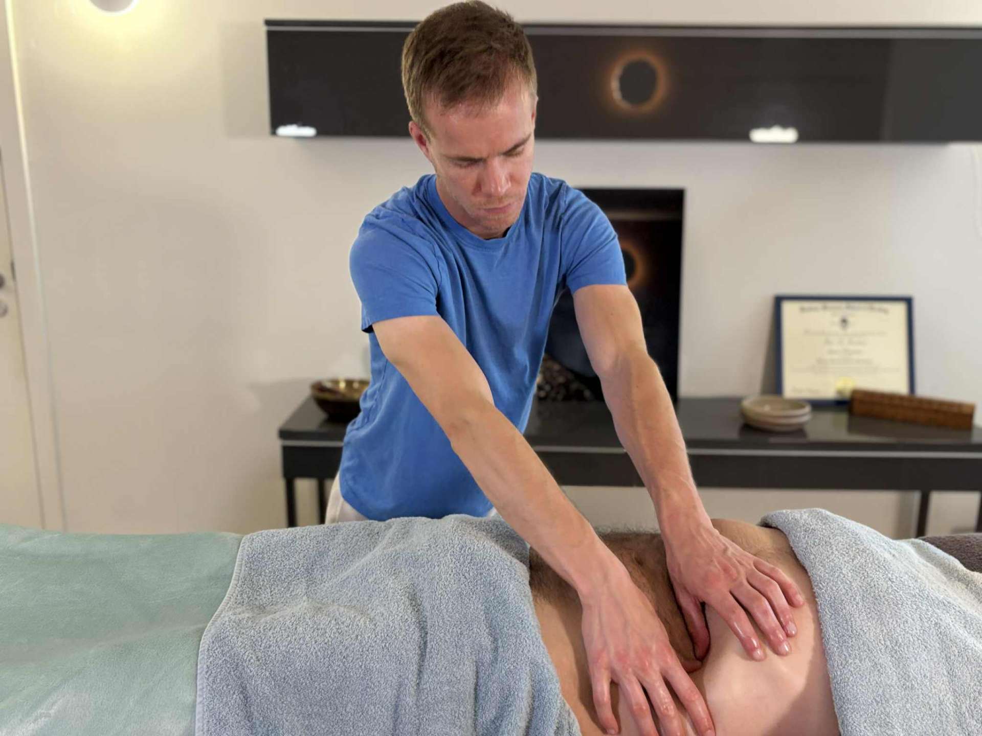 Pratique d'un massage abdominal profond